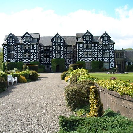 Gregynog Hall Hostal Tregynon Exterior foto